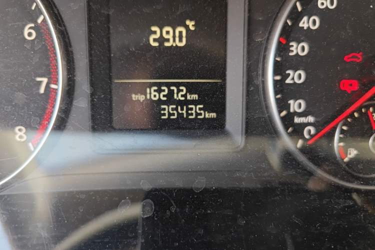 Used Volkswagen Touran 2015 1.4T DSG Comfort Edition 5 Seats Odometer Close Up