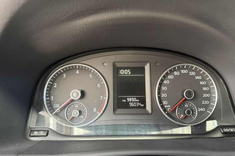 Used Volkswagen Touran 2015 1.4T DSG Comfort Edition 5 Seats Odometer Close Up