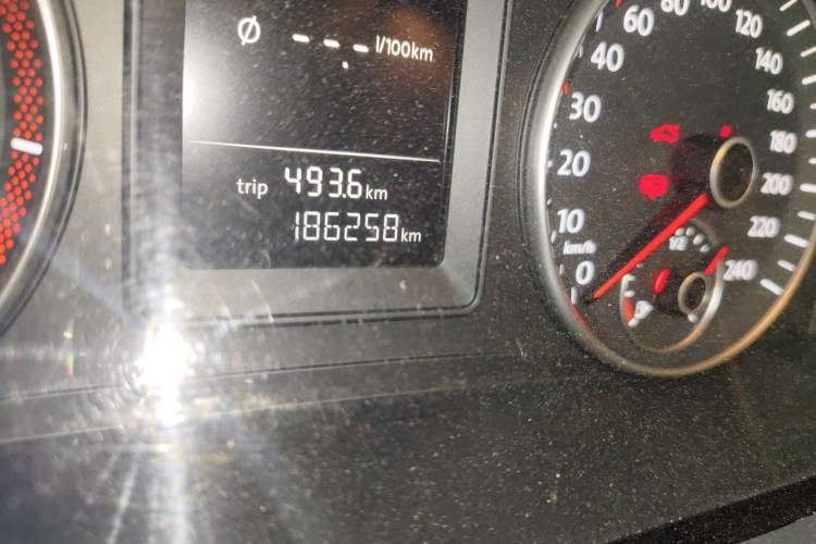 Used Volkswagen Touran 2015 1.4T Manual Fashion Edition 5-Seater Odometer Close Up