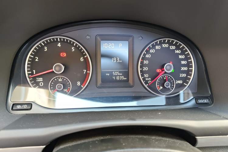 Used Volkswagen Touran 2015 1.4T DSG Comfort Edition 5 Seats Odometer Close Up