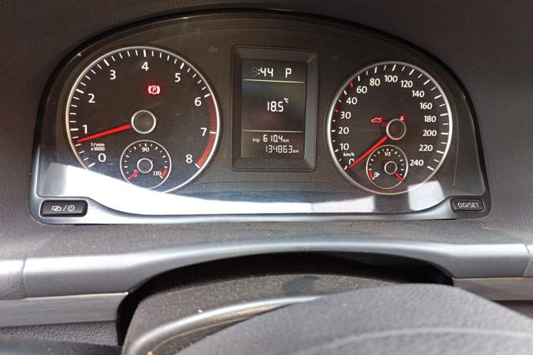 Used Volkswagen Touran 2015 1.4T DSG Comfort Edition 5 Seats Odometer Close Up