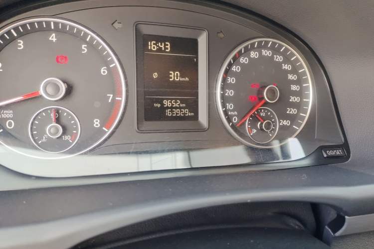 Used Volkswagen Touran 2015 1.4T Manual Fashion Edition 5-Seater Odometer Close Up