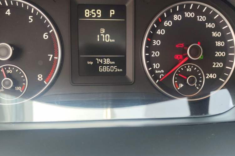 Used Volkswagen Touran 2015 1.4T DSG Comfort Edition 5 Seats Odometer Close Up