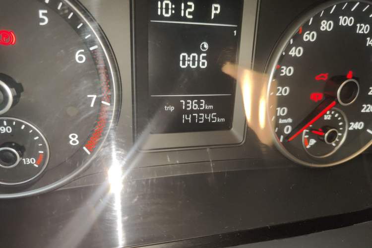 Used Volkswagen Touran 2015 1.4T DSG Comfort Edition 5 Seats Odometer Close Up