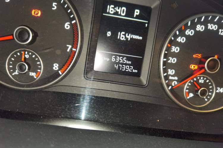 Used Volkswagen Touran 2015 1.4T DSG Comfort Edition 5 Seats Odometer Close Up