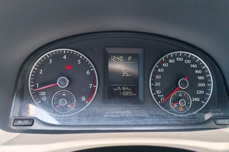 Used Volkswagen Touran 2015 1.4T DSG Comfort Edition 5 Seats Odometer Close Up