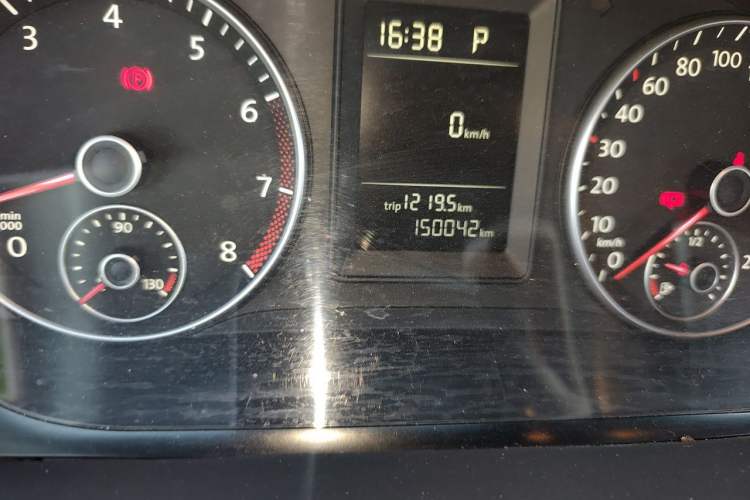 Used Volkswagen Touran 2015 1.4T DSG Comfort Edition 5 Seats Odometer Close Up