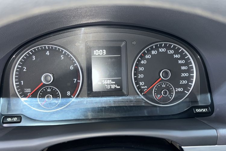 Used Volkswagen Touran 2015 1.4T DSG Comfort Edition 5 Seats Odometer Close Up