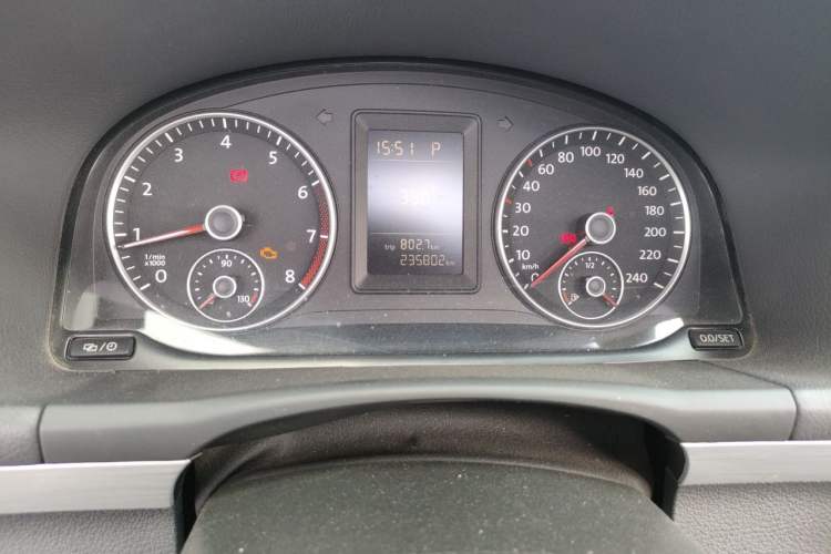 Used Volkswagen Touran 2015 1.4T DSG Comfort Edition 5 Seats Odometer Close Up