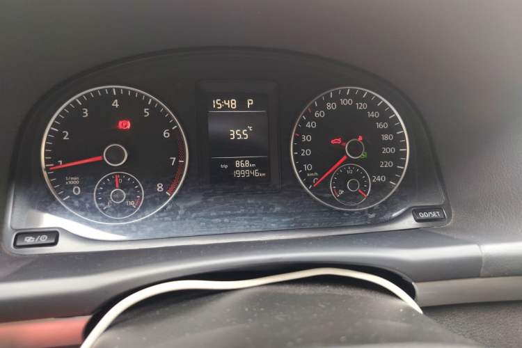 Used Volkswagen Touran 2015 1.4T DSG Comfort Edition 5 Seats Odometer Close Up