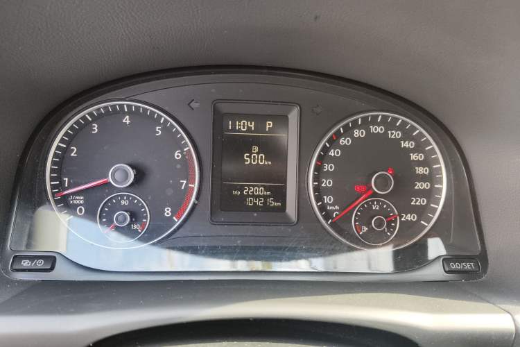 Used Volkswagen Touran 2015 1.4T DSG Comfort Edition 5 Seats Odometer Close Up