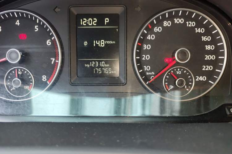 Used Volkswagen Touran 2015 1.4T DSG Comfort Edition 5 Seats Odometer Close Up