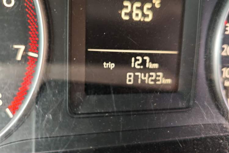 Used Volkswagen Touran 2015 1.4T DSG Comfort Edition 5 Seats Odometer Close Up