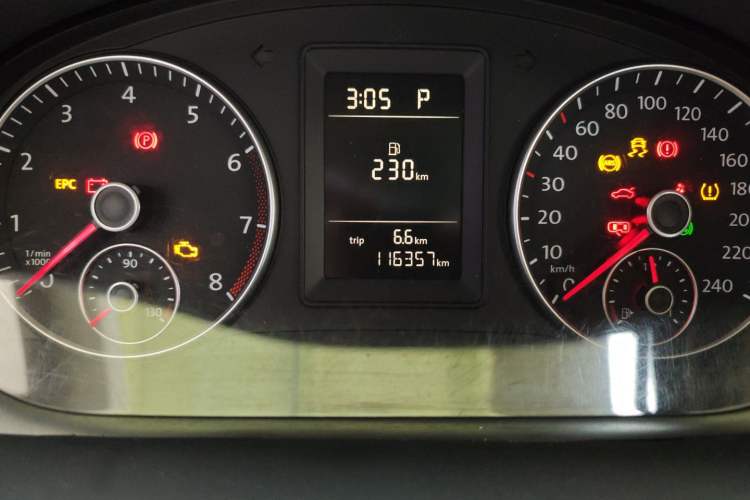 Used Volkswagen Touran 2015 1.4T DSG Comfort Edition 5 Seats Odometer Close Up