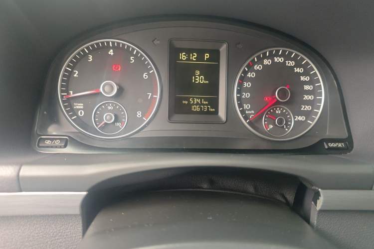 Used Volkswagen Touran 2015 1.4T DSG Comfort Edition 5 Seats Odometer Close Up