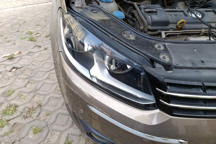Used Volkswagen Touran 2015 1.4T DSG Comfort Edition 5 Seats Right Front Headlight