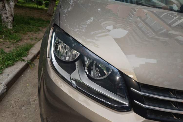 Used Volkswagen Touran 2015 1.4T Manual Comfort Edition 5-Seater Right Front Headlight
