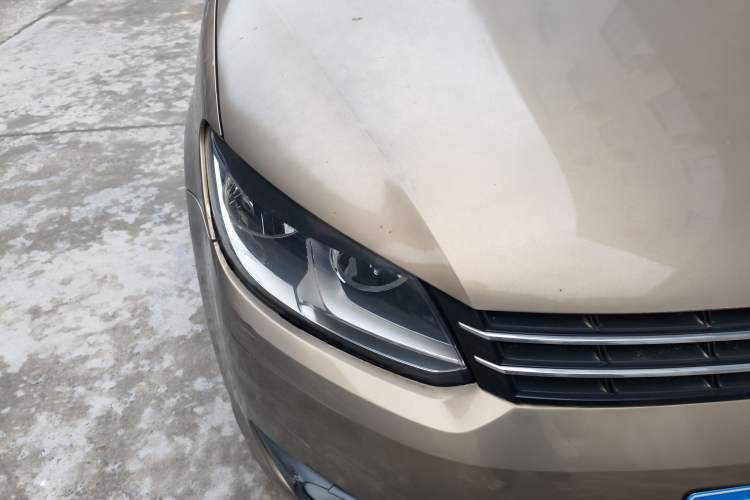 Used Volkswagen Touran 2015 1.4T Manual Comfort Edition 5-Seater Right Front Headlight
