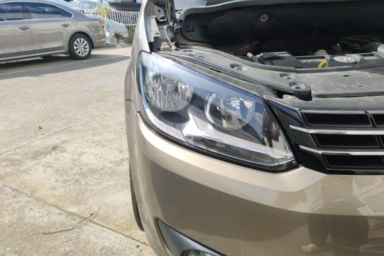 Used Volkswagen Touran 2015 1.4T DSG Comfort Edition 5 Seats Right Front Headlight