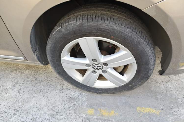 Used Volkswagen Touran 2015 1.4T DSG Comfort Edition 5 Seats Right Front Wheel Hub