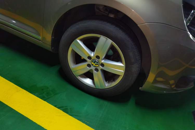 Used Volkswagen Touran 2015 1.4T DSG Comfort Edition 5 Seats Right Front Wheel Hub
