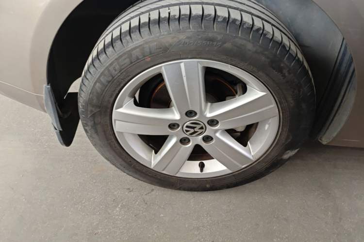 Used Volkswagen Touran 2015 1.4T DSG Comfort Edition 5 Seats Right Rear Wheel Hub