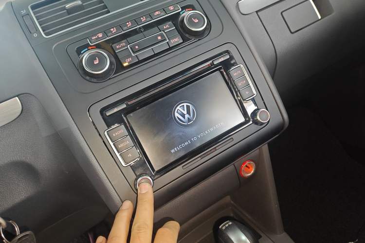 Used Volkswagen Touran 2015 1.4T DSG Luxury Edition 5-Seater Audio And AC Panel