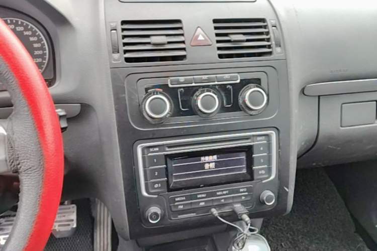Used Volkswagen Touran 2015 1.4T Manual Fashion Edition 5-Seater Audio And AC Panel