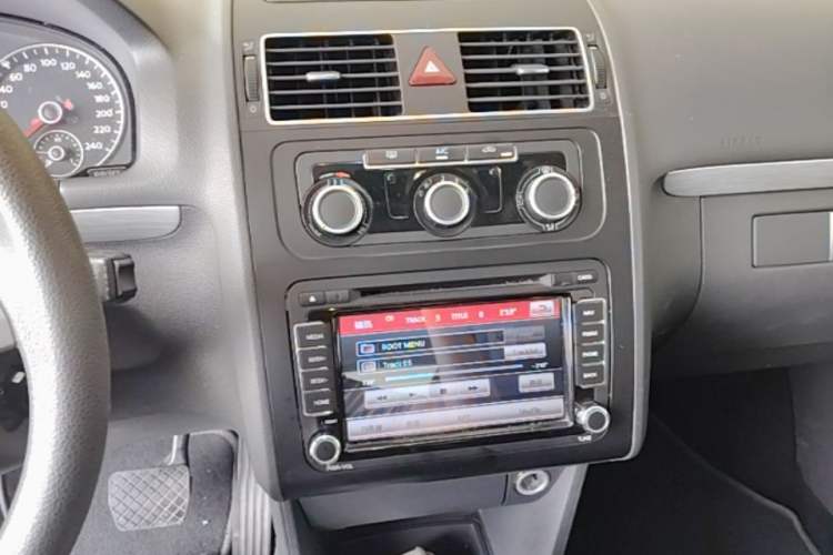 Used Volkswagen Touran 2015 1.4T DSG Comfort Edition 5 Seats Audio And AC Panel