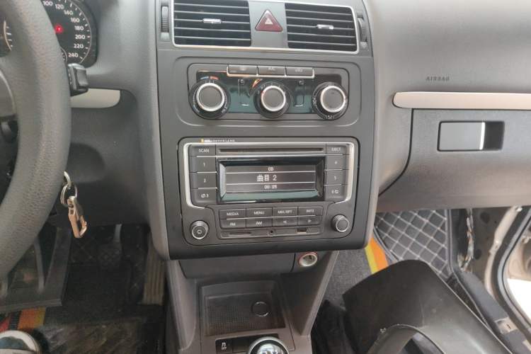 Used Volkswagen Touran 2015 1.4T Manual Comfort Edition 5-Seater Audio And AC Panel