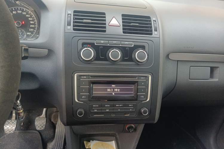 Used Volkswagen Touran 2015 1.4T Manual Fashion Edition 5-Seater Audio And AC Panel
