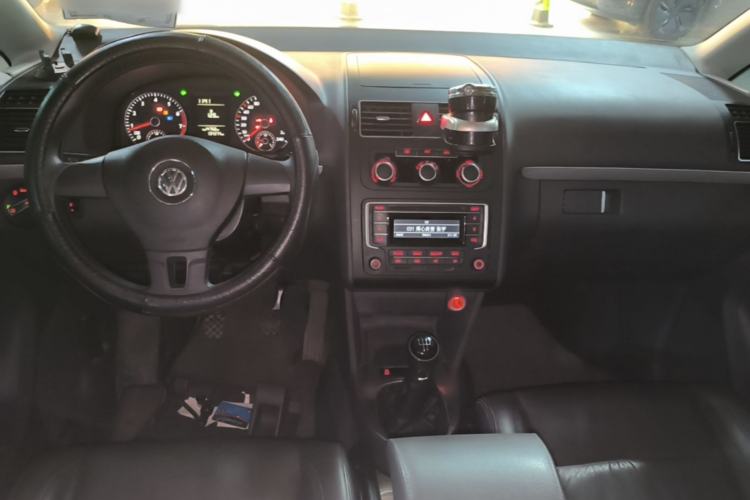 Used Volkswagen Touran 2015 1.4T Manual Comfort Edition 5-Seater Center Console