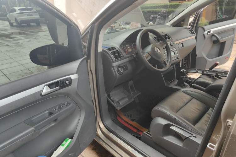 Used Volkswagen Touran 2015 1.4T Manual Comfort Edition 5-Seater Driver Seat