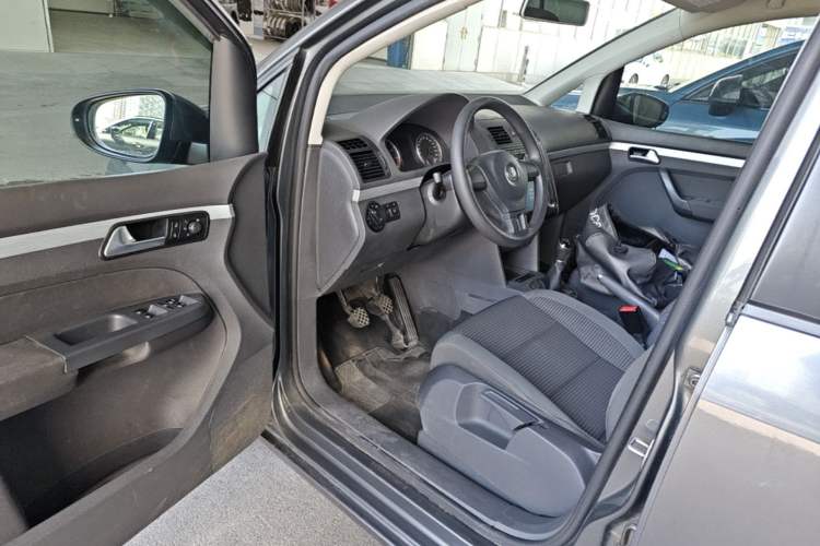 Used Volkswagen Touran 2015 1.4T Manual Fashion Edition 5-Seater Driver Seat