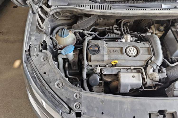 Used Volkswagen Touran 2015 1.4T Manual Fashion Edition 5-Seater Engine Bay Right