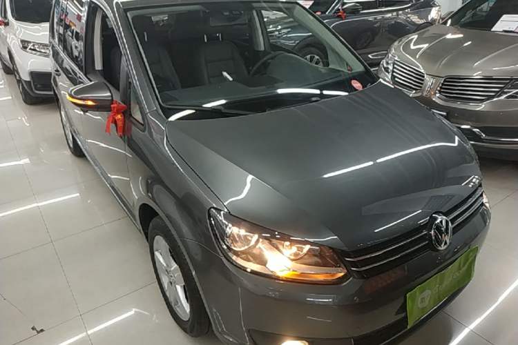 Used Volkswagen Touran 2015 1.4T DSG Comfort Edition 5 Seats Front Right 45 Deg