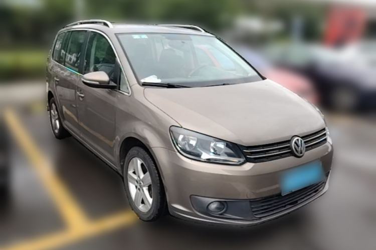 Used Volkswagen Touran 2015 1.4T Manual Fashion Edition 5-Seater Front Right 45 Deg