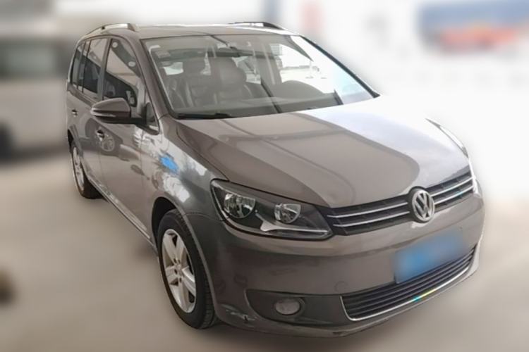 Used Volkswagen Touran 2015 1.4T DSG Comfort Edition 5 Seats Front Right 45 Deg