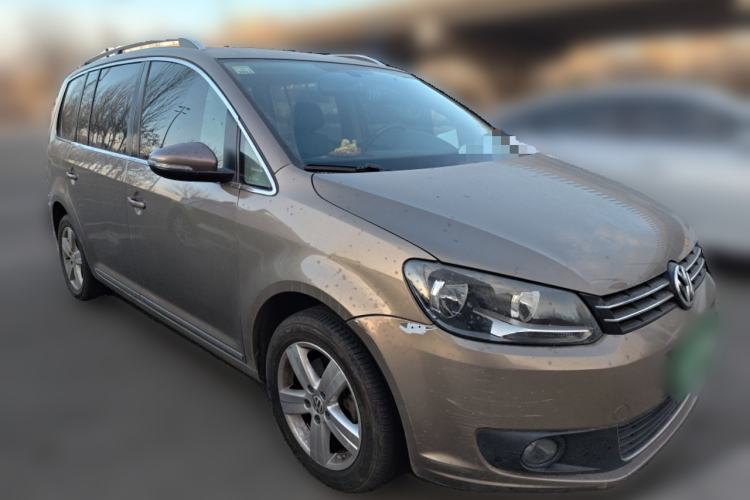Used Volkswagen Touran 2015 1.4T DSG Comfort Edition 5 Seats Front Right 45 Deg