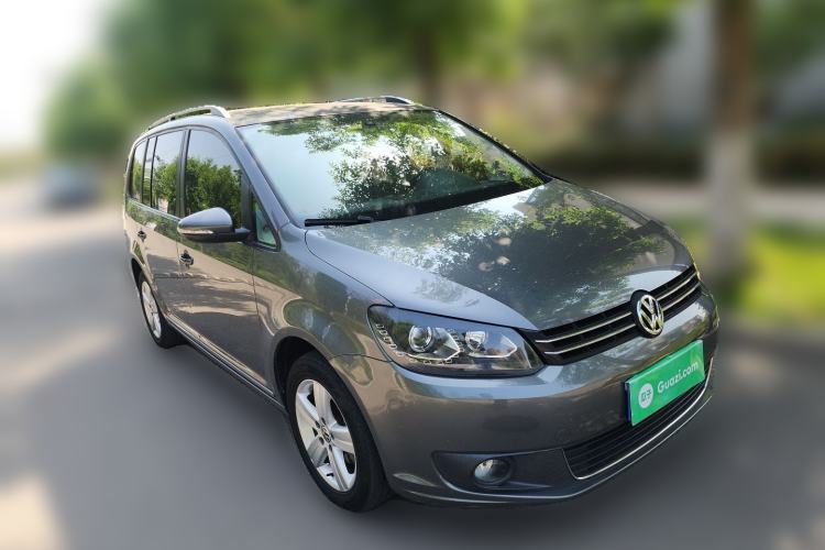 Used Volkswagen Touran 2015 1.4T DSG Comfort Edition 5 Seats Front Right 45 Deg