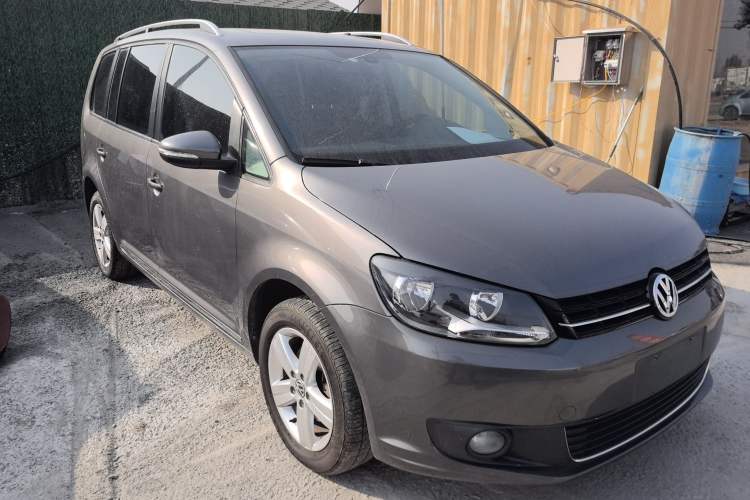 Used Volkswagen Touran 2015 1.4T DSG Comfort Edition 5 Seats Front Right 45 Deg
