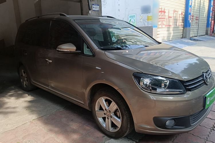 Used Volkswagen Touran 2015 1.4T DSG Comfort Edition 5 Seats Front Right 45 Deg