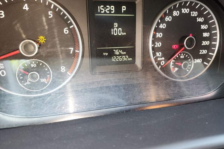 Used Volkswagen Touran 2015 1.4T DSG Comfort Edition 5 Seats Odometer Close Up