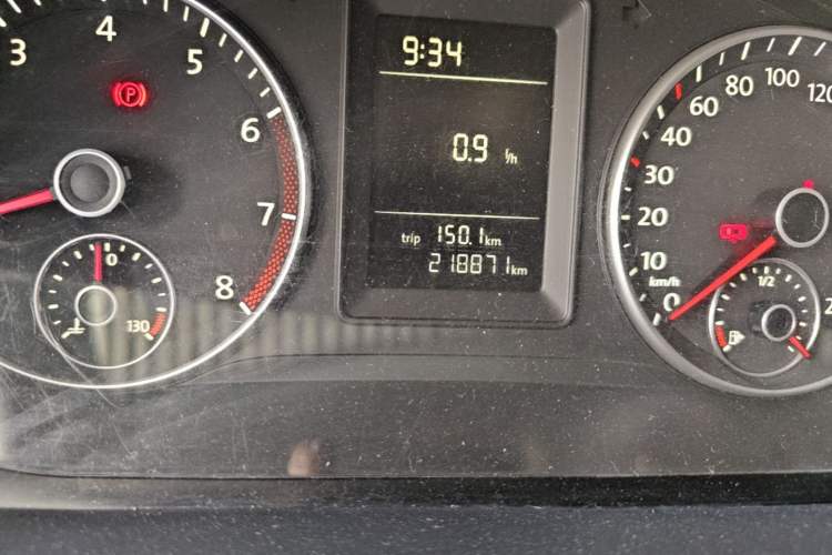 Used Volkswagen Touran 2015 1.4T Manual Fashion Edition 5-Seater Odometer Close Up