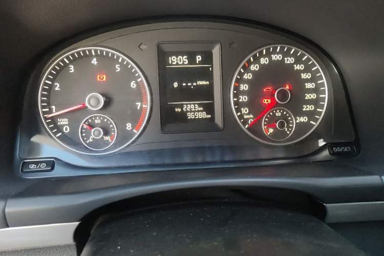 Used Volkswagen Touran 2015 1.4T DSG Comfort Edition 5 Seats Odometer Close Up
