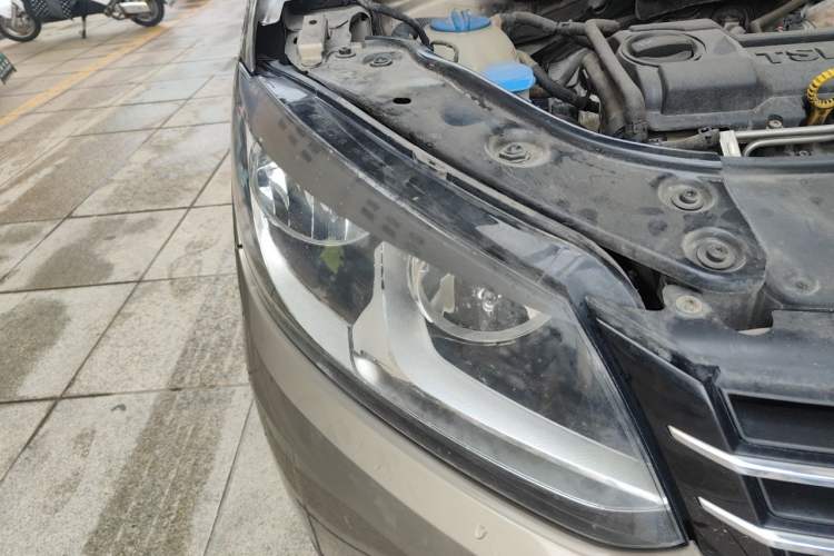 Used Volkswagen Touran 2015 1.4T Manual Comfort Edition 5-Seater Right Front Headlight