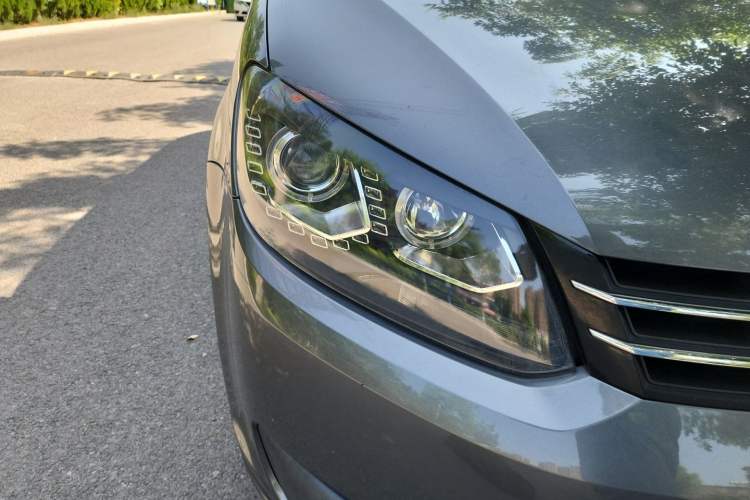 Used Volkswagen Touran 2015 1.4T DSG Comfort Edition 5 Seats Right Front Headlight