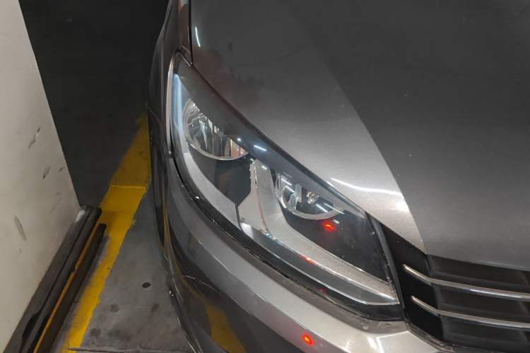Used Volkswagen Touran 2015 1.4T Manual Comfort Edition 5-Seater Right Front Headlight
