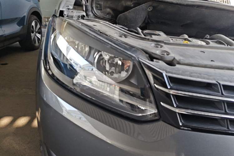 Used Volkswagen Touran 2015 1.4T Manual Fashion Edition 5-Seater Right Front Headlight