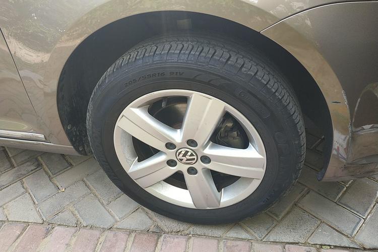 Used Volkswagen Touran 2015 1.4T DSG Comfort Edition 5 Seats Right Front Wheel Hub